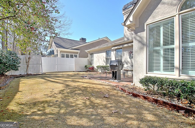 view of yard featuring a patio area