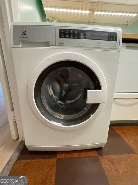 laundry area with washer / clothes dryer