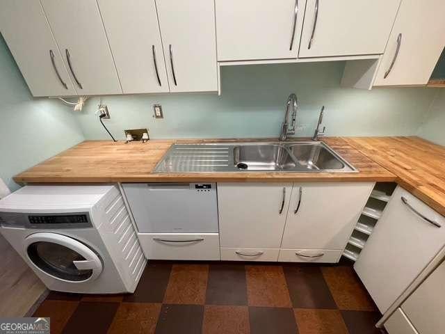 laundry area featuring sink and washer / dryer