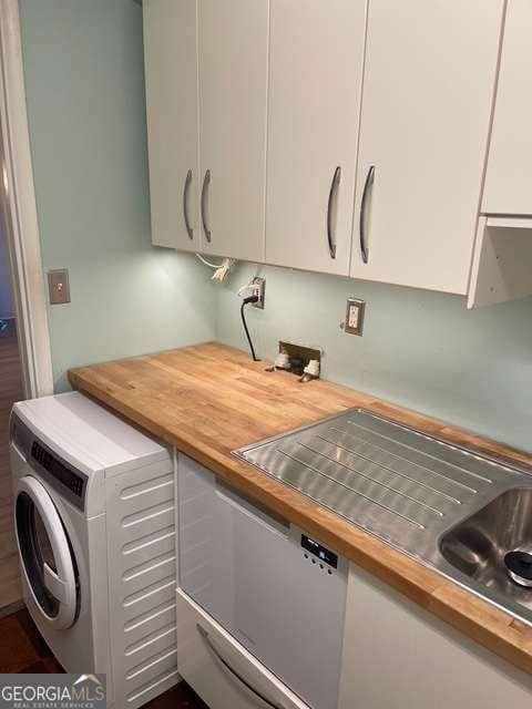 laundry area with washer / clothes dryer