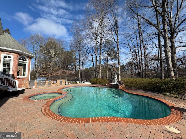 view of pool featuring an in ground hot tub, a patio area, and grilling area