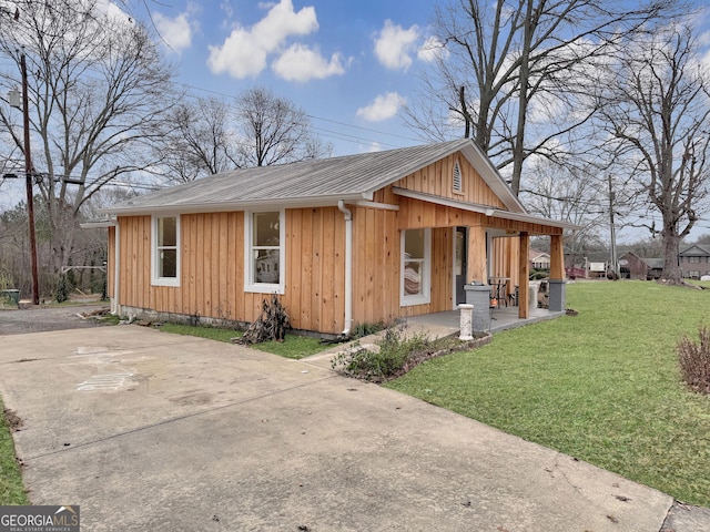 ranch-style house with a front lawn and a porch