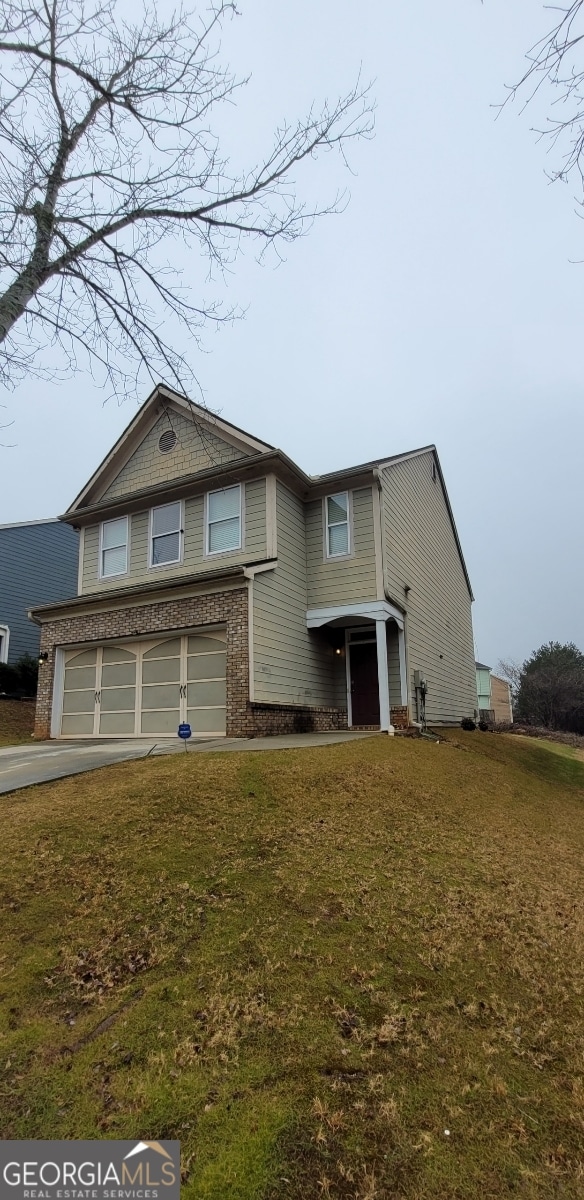 view of front of house featuring a garage and a front yard