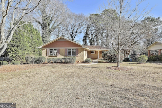 ranch-style home featuring a front lawn