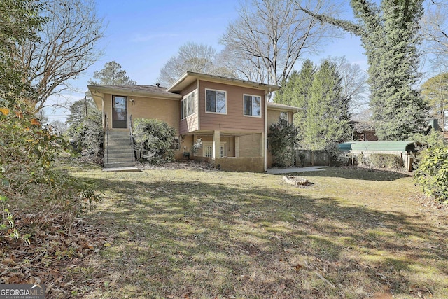 view of front facade featuring a front yard