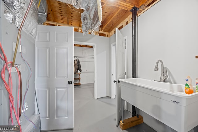 bathroom featuring sink and concrete flooring