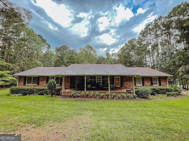 ranch-style home with a front lawn and a porch