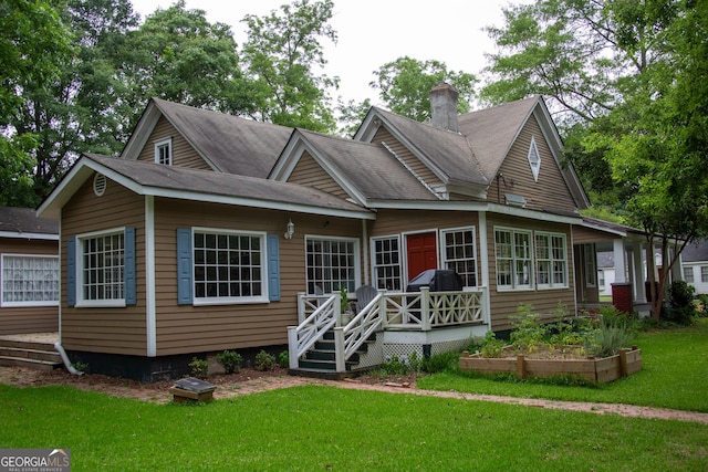 view of front of property featuring a front lawn