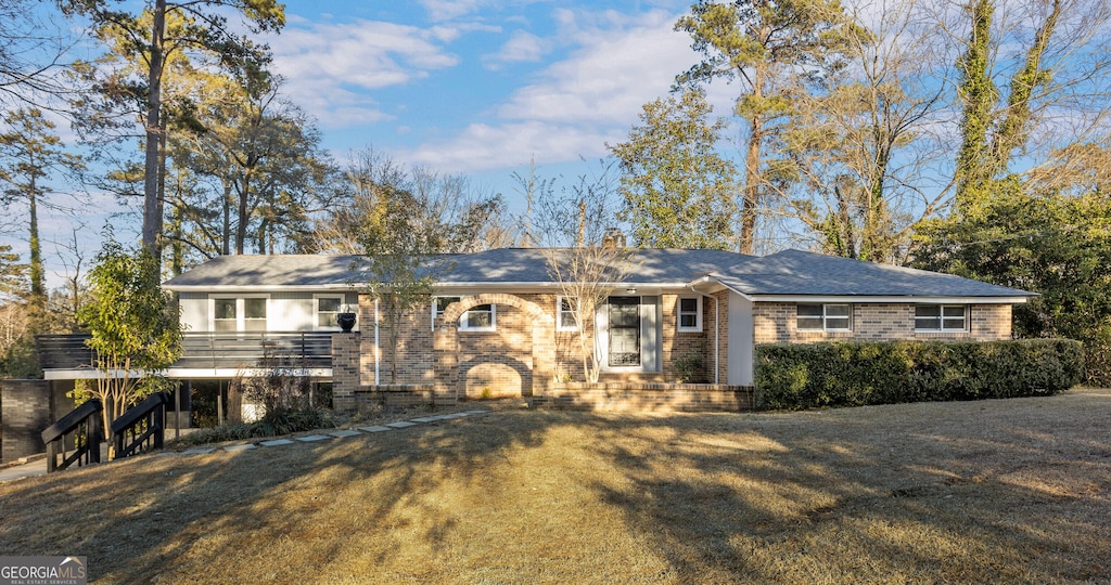 view of front of property with a front yard