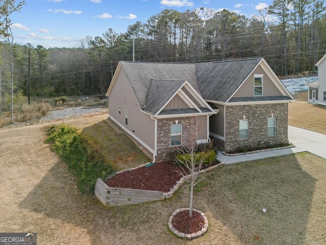 view of front of home featuring a front lawn