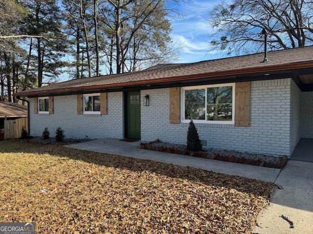 ranch-style home featuring a front lawn