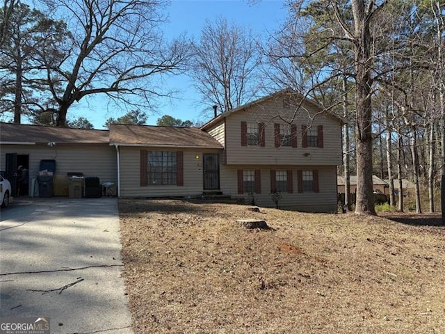 tri-level home with a front lawn