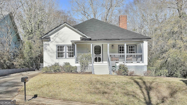 view of front of property featuring a porch and a front yard