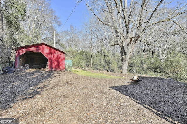 view of yard with an outdoor structure