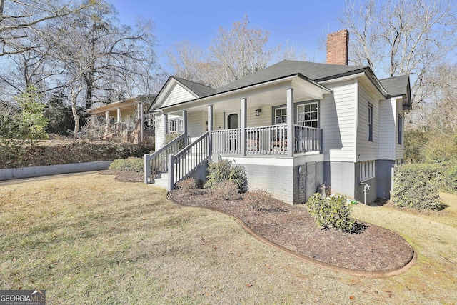 view of front facade with covered porch and a front yard