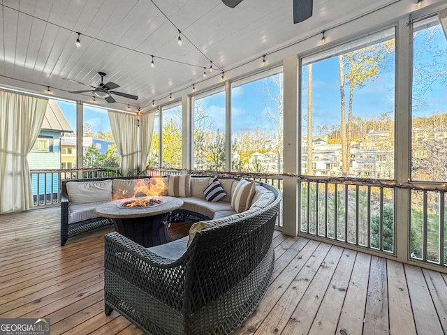 sunroom with ceiling fan