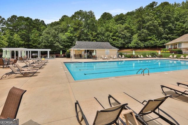 view of swimming pool with a patio and a pergola