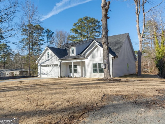 view of front of house featuring a front yard and a garage