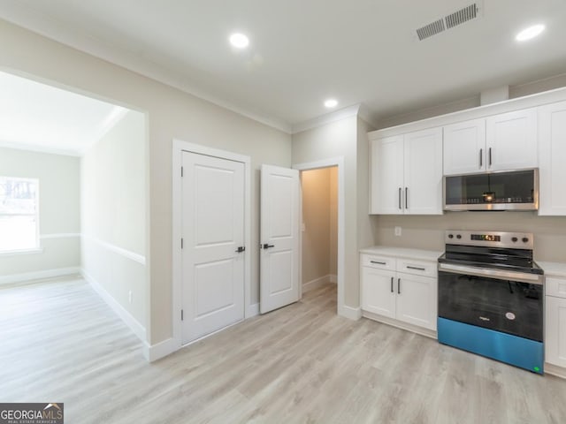 4392 Navajo Ln SE, Acworth, GA 30102 - kitchen featuring light wood-type flooring, stainless steel appliances, light countertops, baseboards, and visible vents