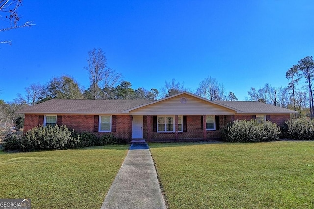 ranch-style home featuring a front lawn