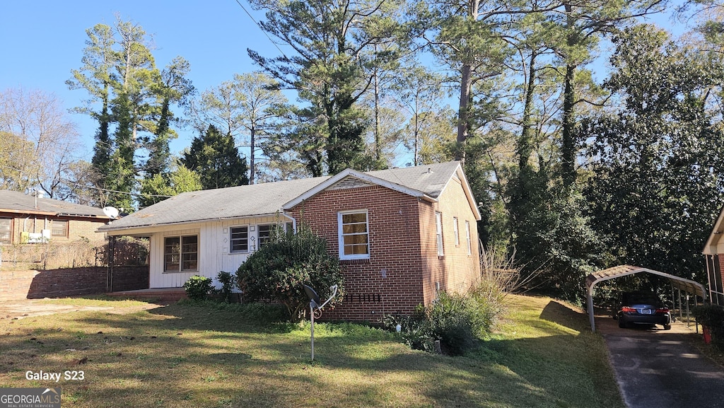 view of front of house with a front lawn and a carport