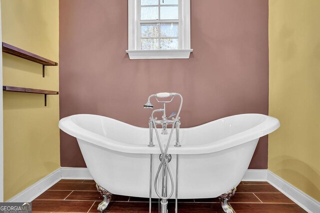 bathroom with vanity, a notable chandelier, and a bath