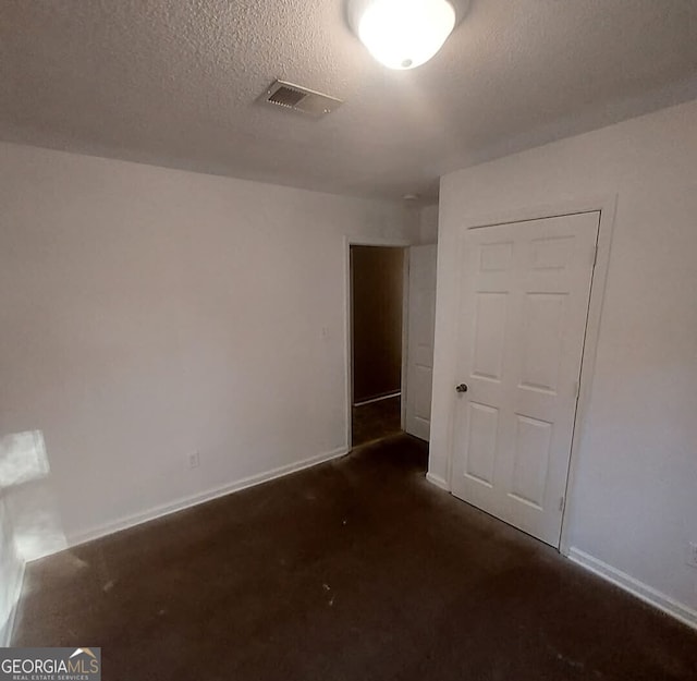 empty room featuring a textured ceiling