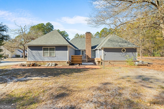 view of front of home featuring a front lawn