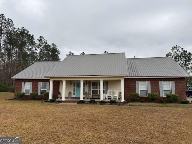 view of front of property featuring a front yard and covered porch