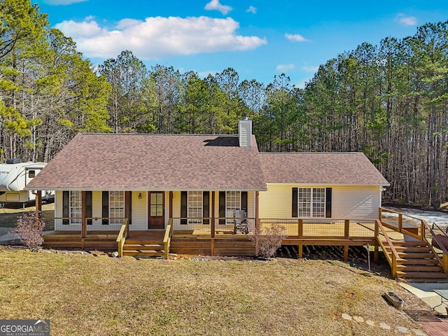 view of front facade featuring a front yard and a porch