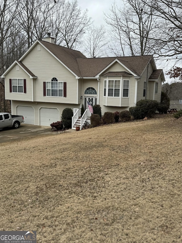 view of front facade featuring a front yard and a garage