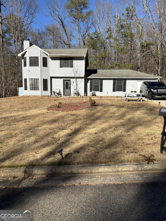 view of front of house featuring a front yard and a carport