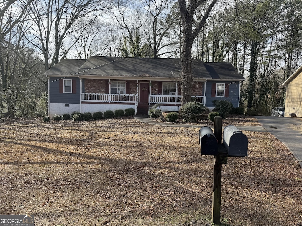 single story home with a porch