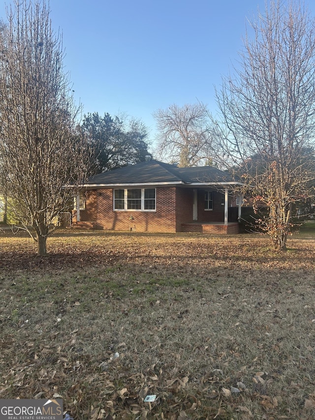 single story home featuring a front lawn