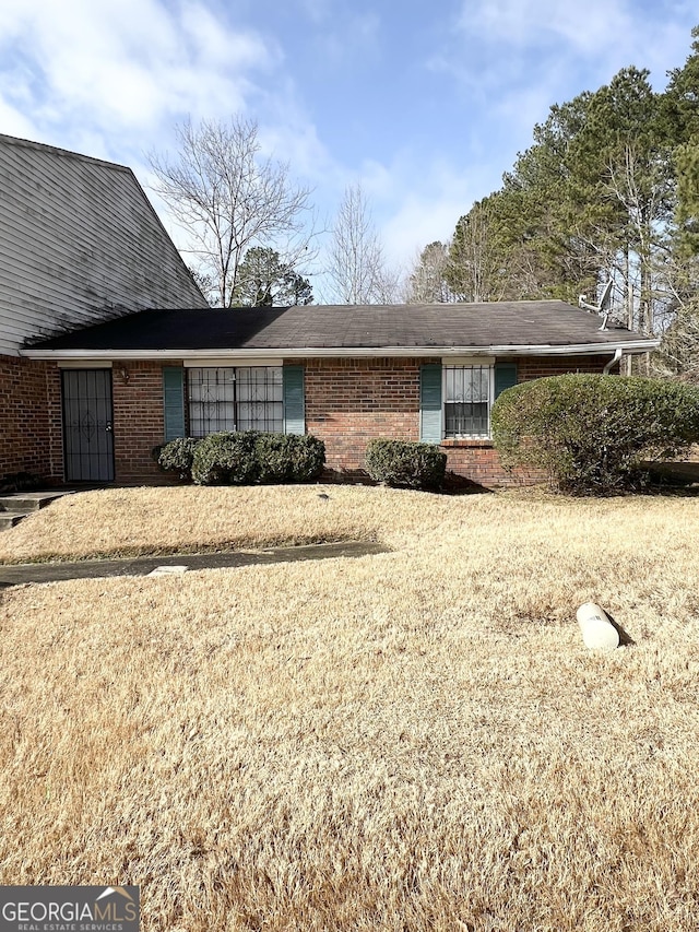 view of front of house with a front lawn