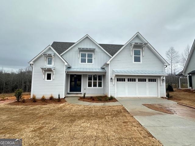 view of front of house featuring covered porch and a front lawn