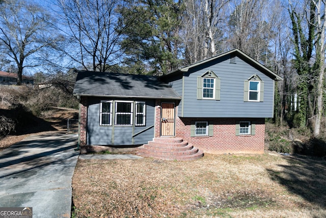 tri-level home with a front yard