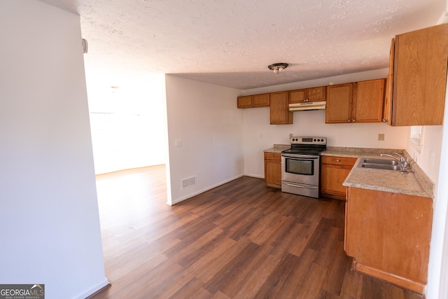 kitchen with sink, a textured ceiling, dark hardwood / wood-style flooring, and stainless steel range with electric cooktop