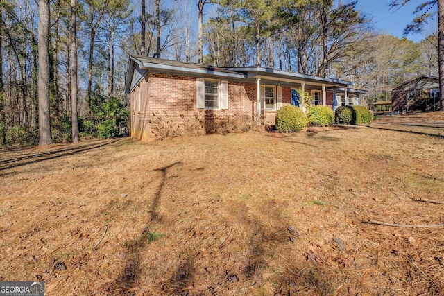 single story home with a front yard