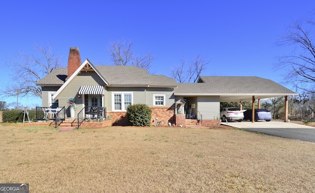 view of front of home with a front lawn and a carport