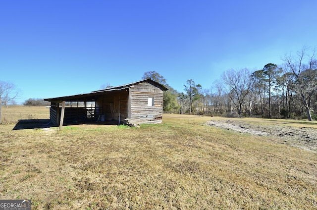 view of yard featuring an outdoor structure