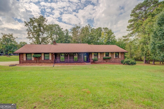 ranch-style house featuring a front yard