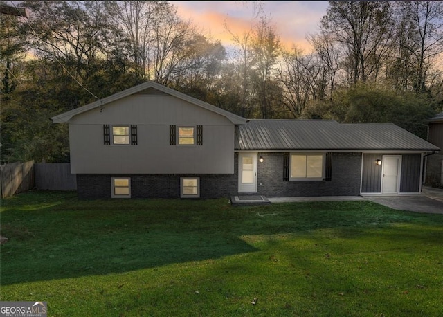 view of front of home featuring a lawn