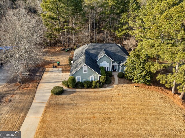 view of front of home featuring a yard