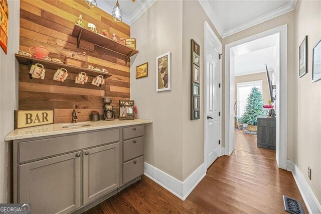 living room with ceiling fan, ornamental molding, and dark hardwood / wood-style flooring