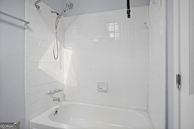 bathroom featuring tiled shower / bath combo