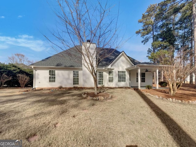 view of front of house with a front lawn and ceiling fan