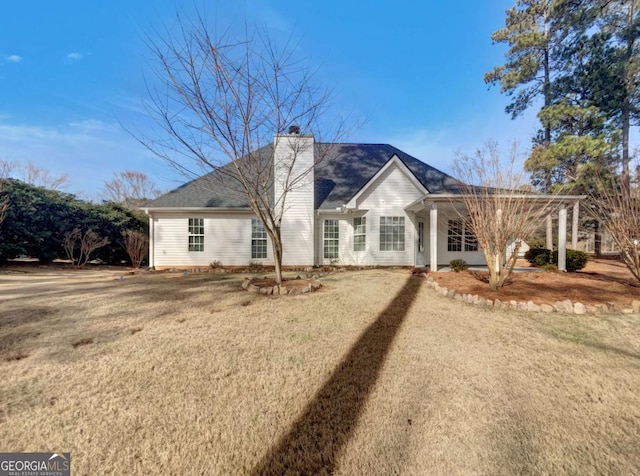 view of front of house featuring a front lawn