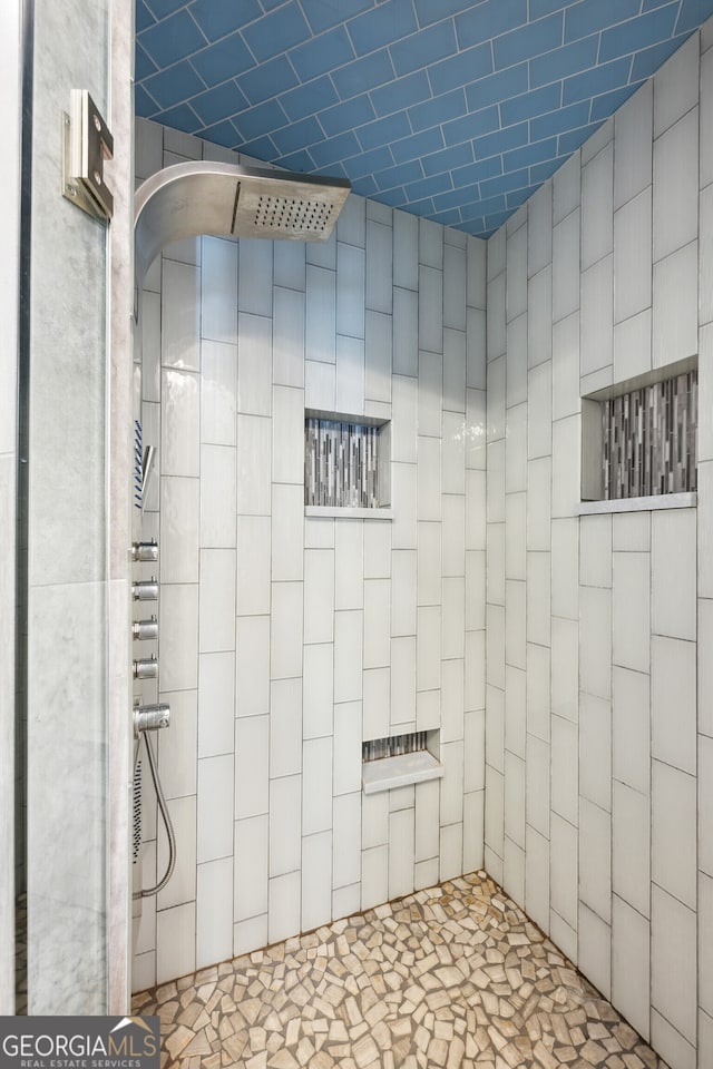 bathroom featuring a tile shower