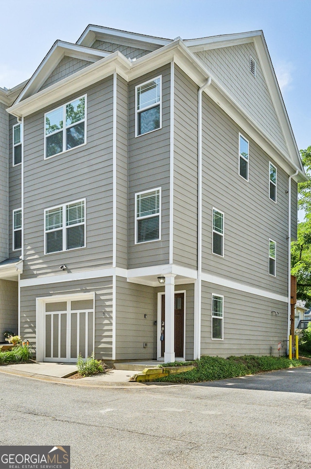 view of front facade featuring a garage